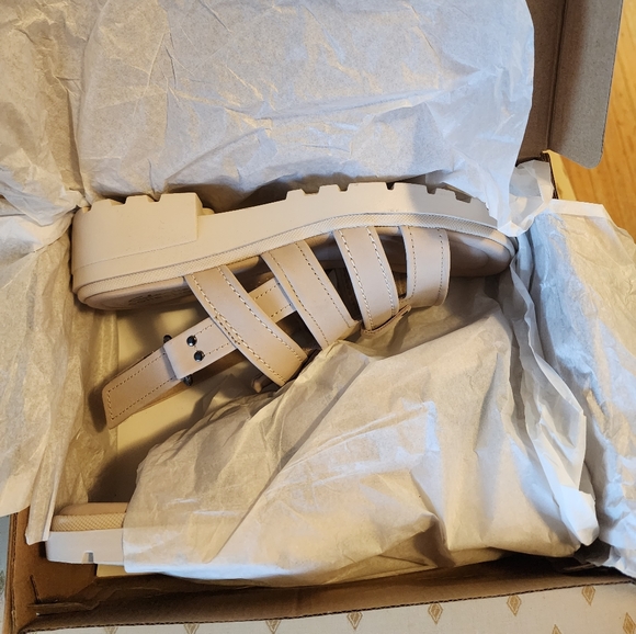 (SOLD) NWOT Clarks Sandals - Picture 2 of 8